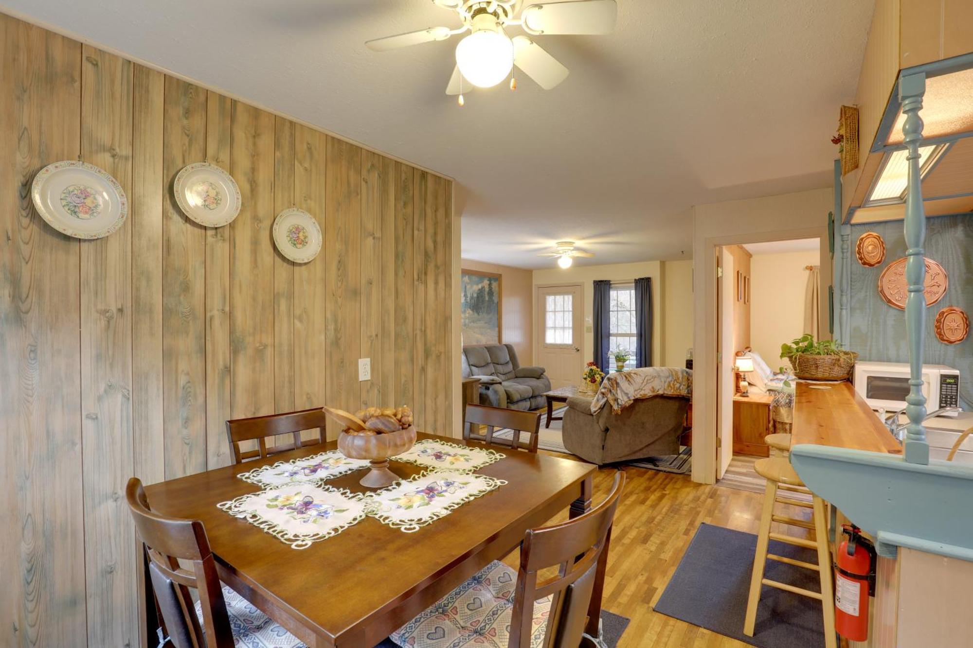 Riverfront Hot Springs Cabin With Private Hot Tub! Екстер'єр фото