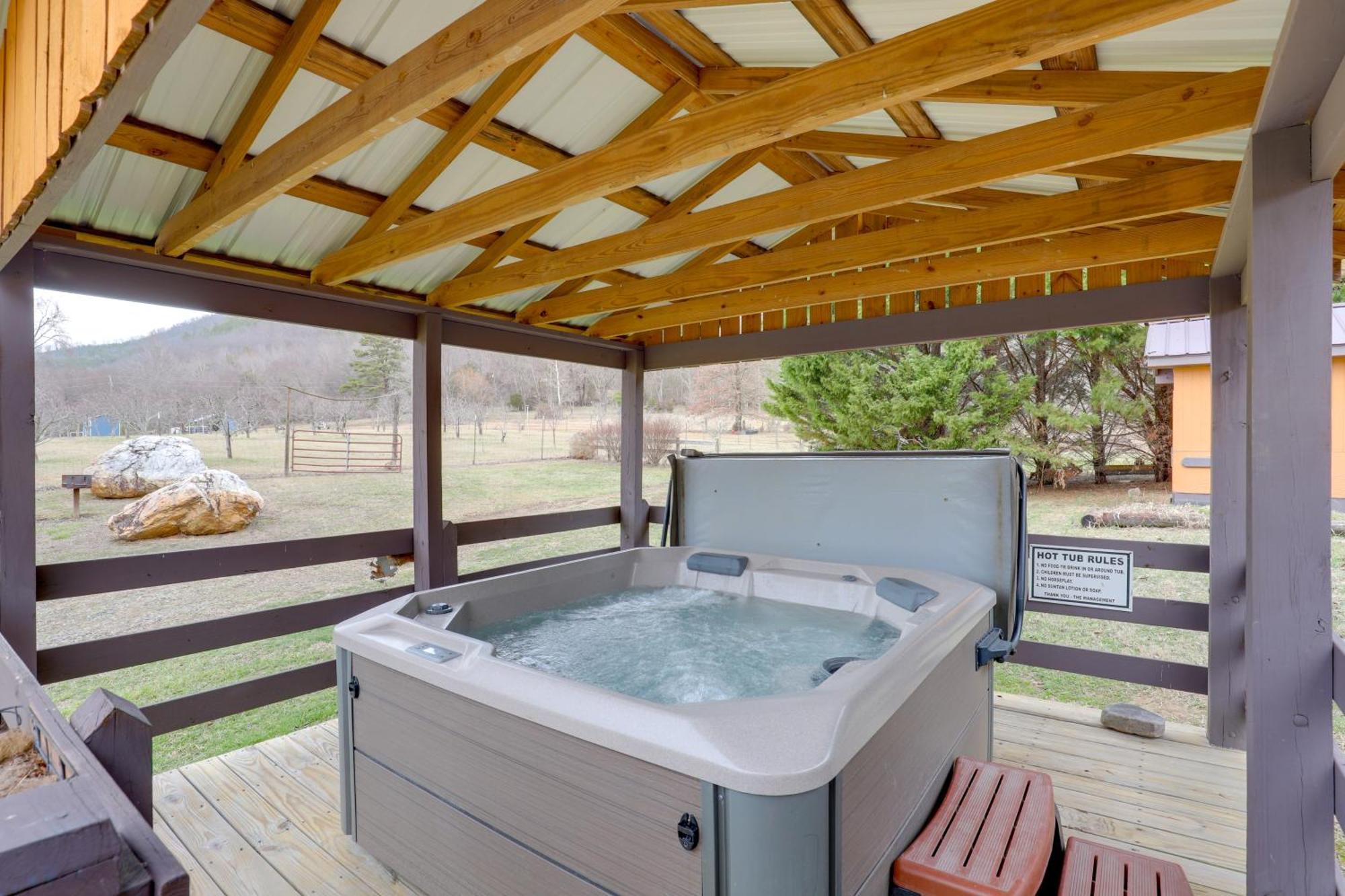 Riverfront Hot Springs Cabin With Private Hot Tub! Екстер'єр фото