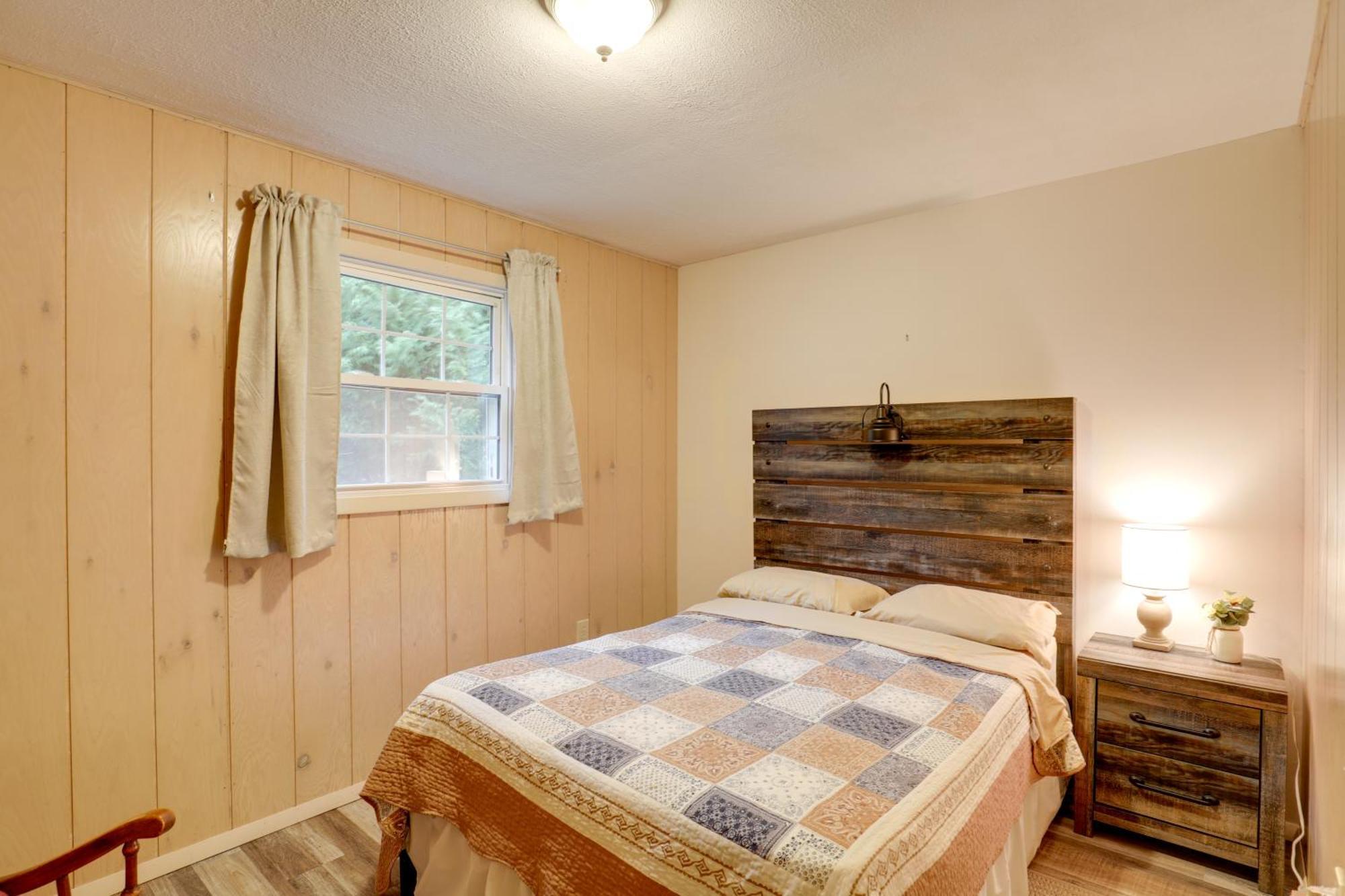 Riverfront Hot Springs Cabin With Private Hot Tub! Екстер'єр фото