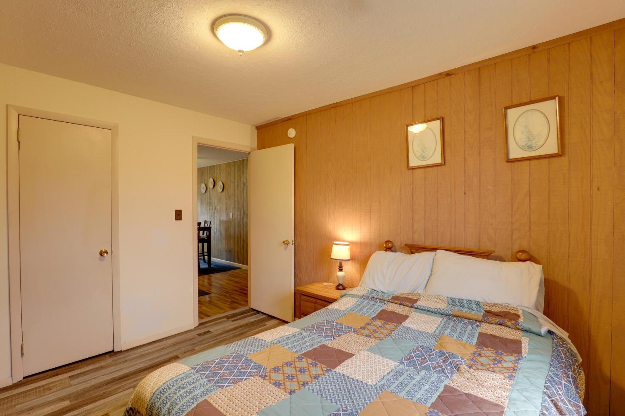 Riverfront Hot Springs Cabin With Private Hot Tub! Екстер'єр фото