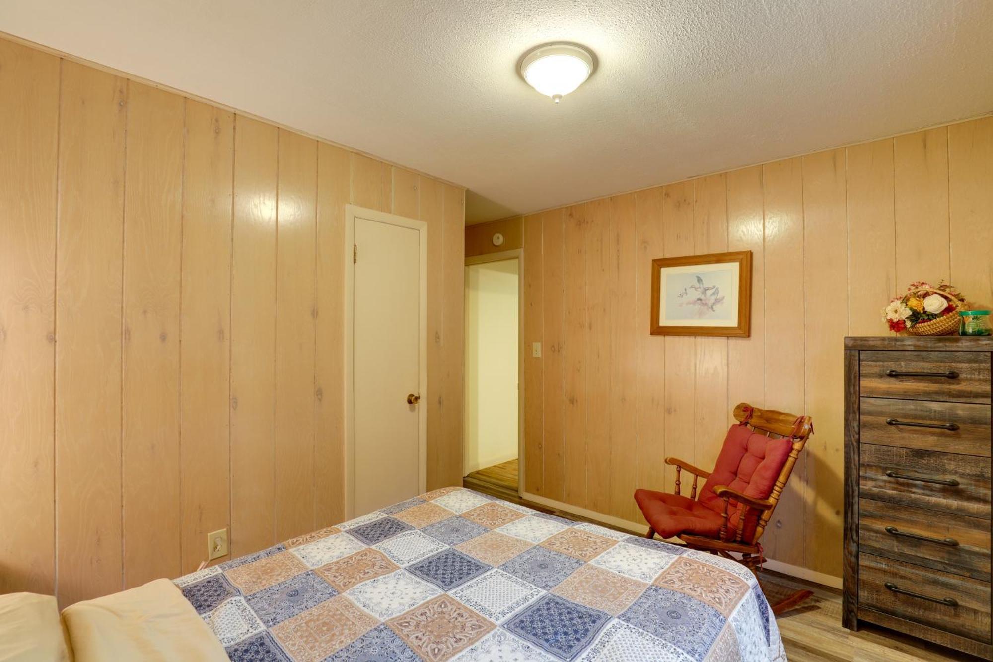 Riverfront Hot Springs Cabin With Private Hot Tub! Екстер'єр фото