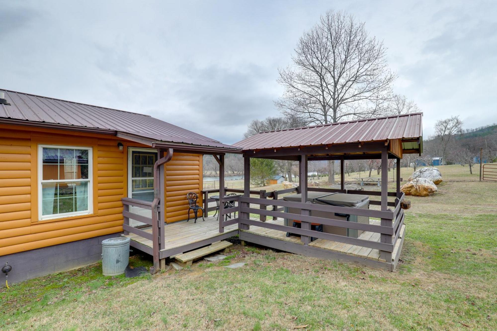 Riverfront Hot Springs Cabin With Private Hot Tub! Екстер'єр фото