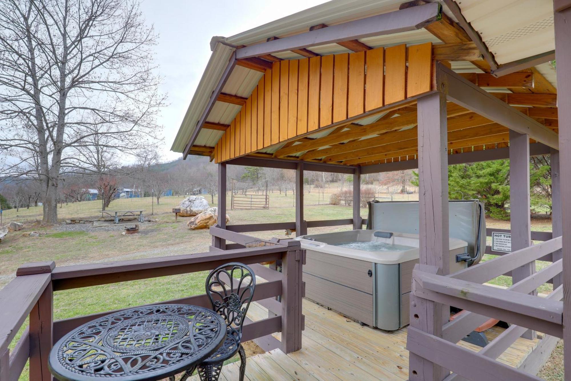 Riverfront Hot Springs Cabin With Private Hot Tub! Екстер'єр фото