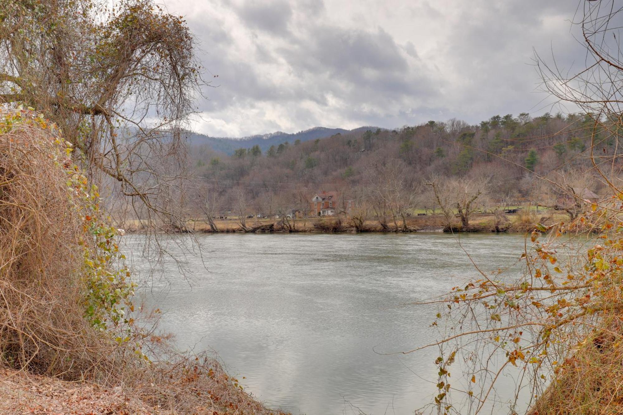 Riverfront Hot Springs Cabin With Private Hot Tub! Екстер'єр фото