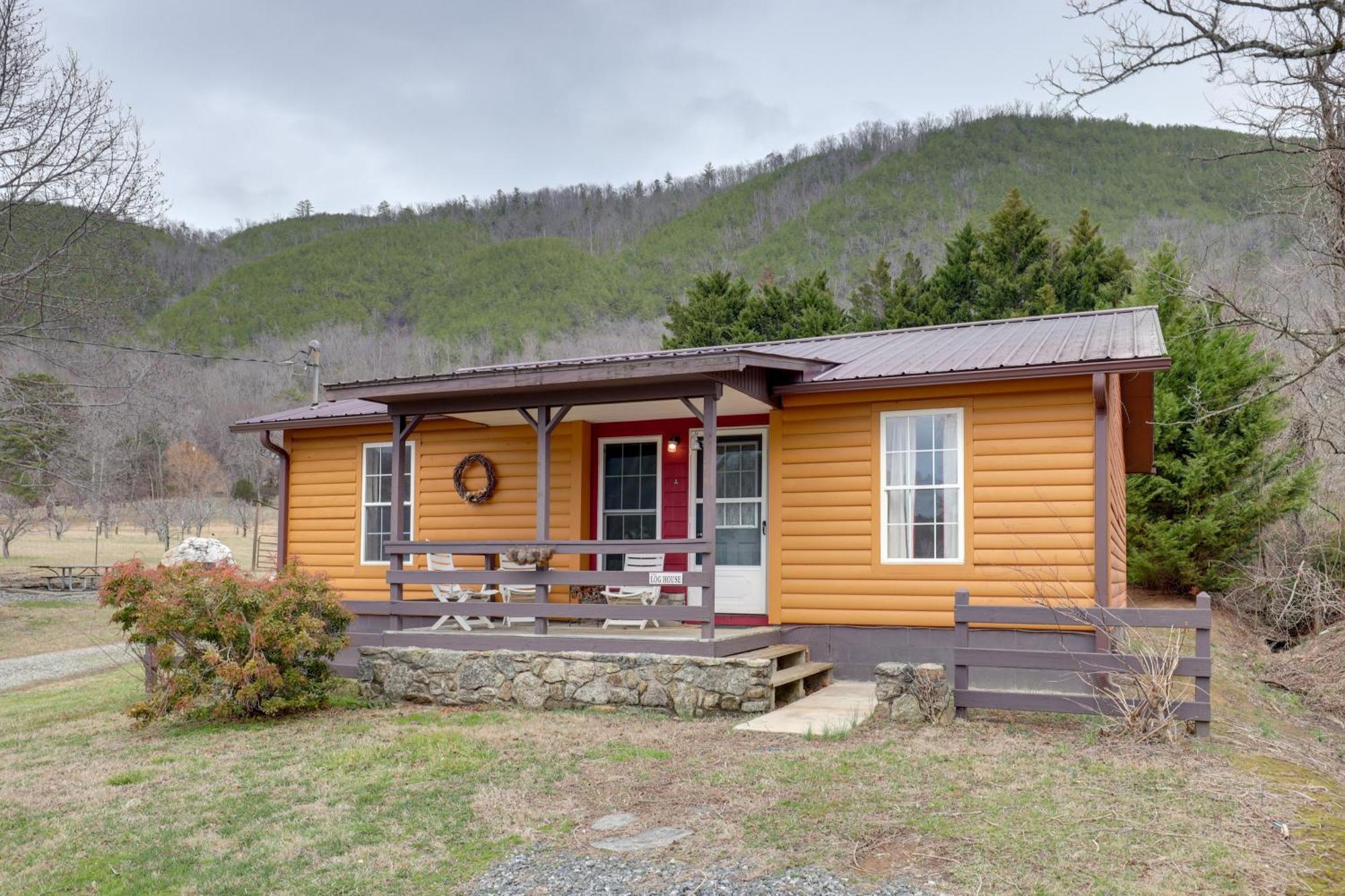 Riverfront Hot Springs Cabin With Private Hot Tub! Екстер'єр фото
