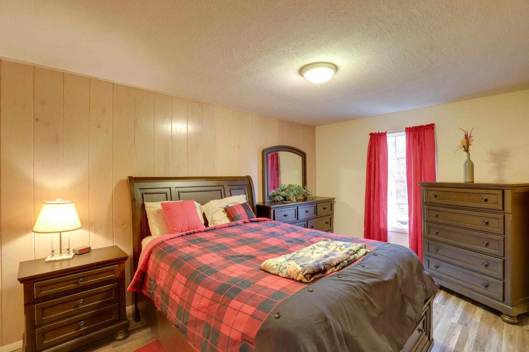 Riverfront Hot Springs Cabin With Private Hot Tub! Екстер'єр фото