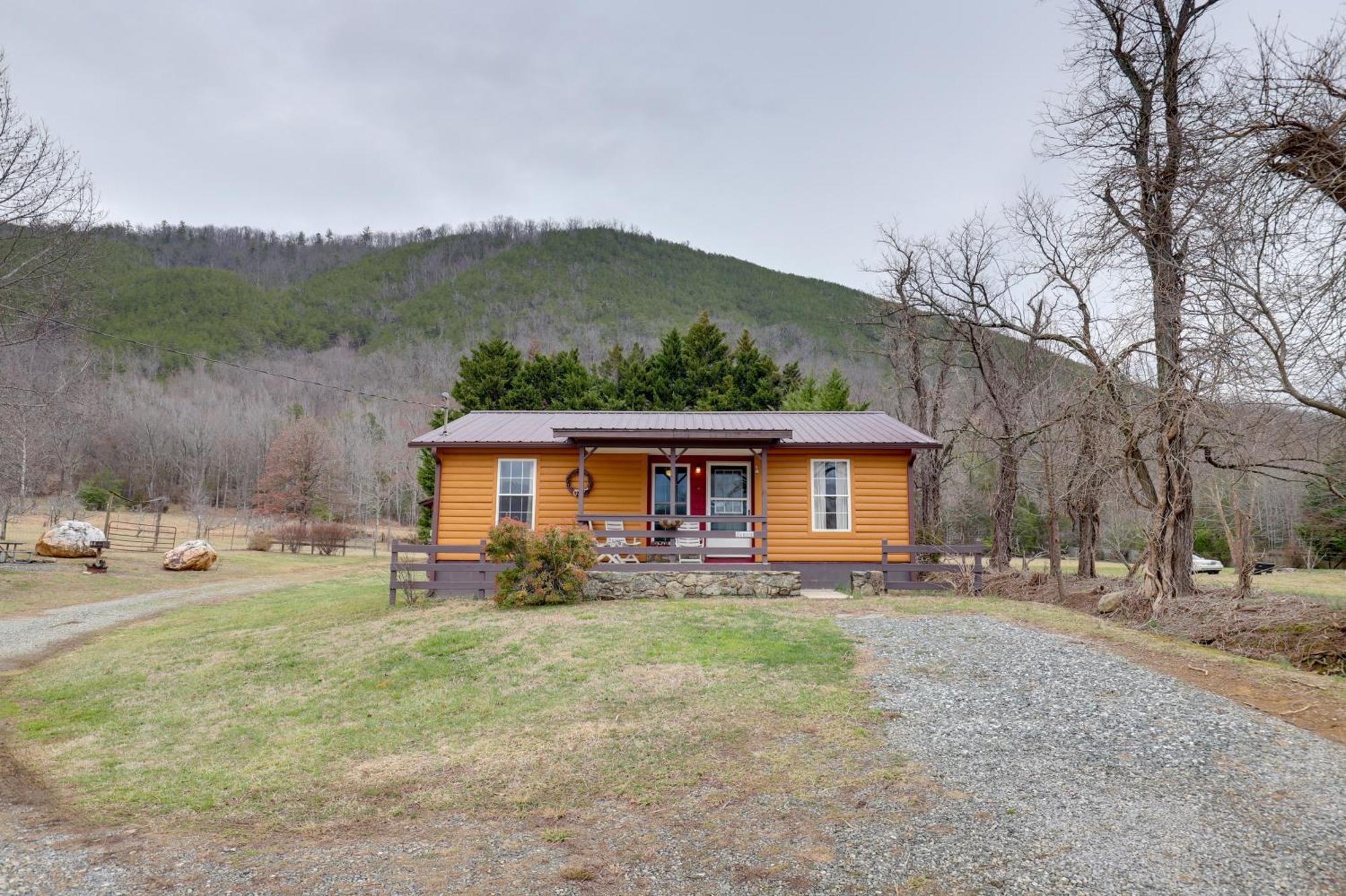Riverfront Hot Springs Cabin With Private Hot Tub! Екстер'єр фото